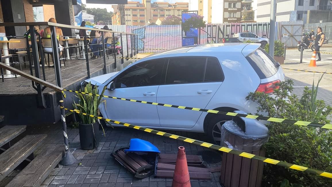 Carro atinge sorveteria no Espaço ARP, em Nova Friburgo