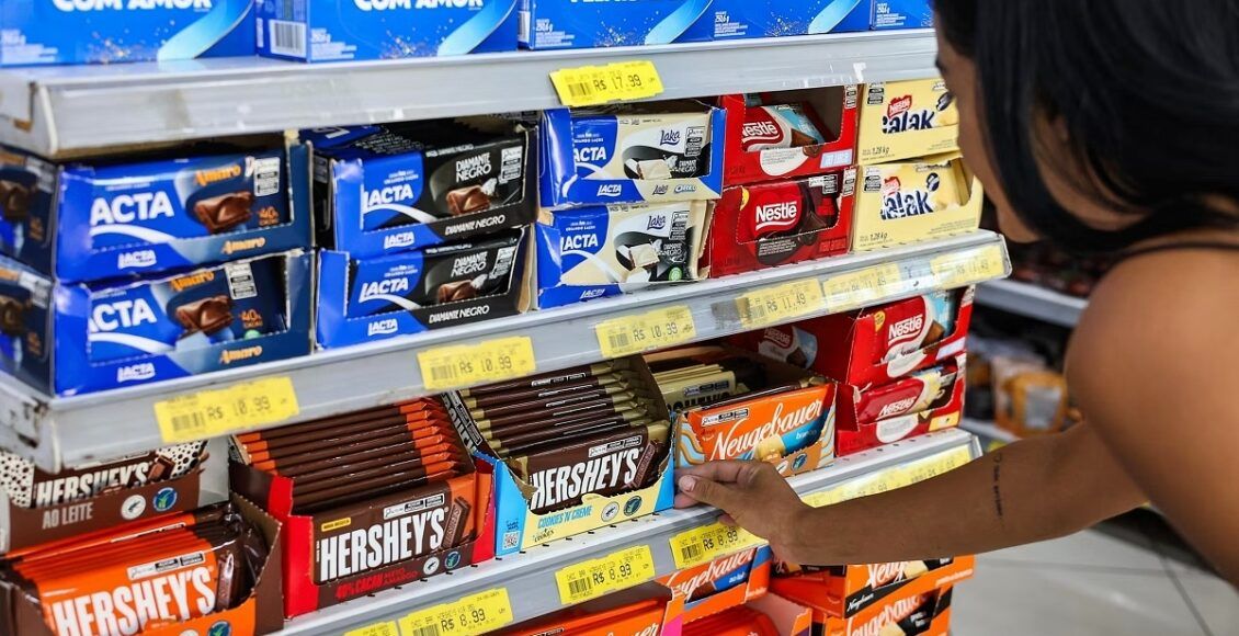 menina escolhendo um chocolate na prateleira