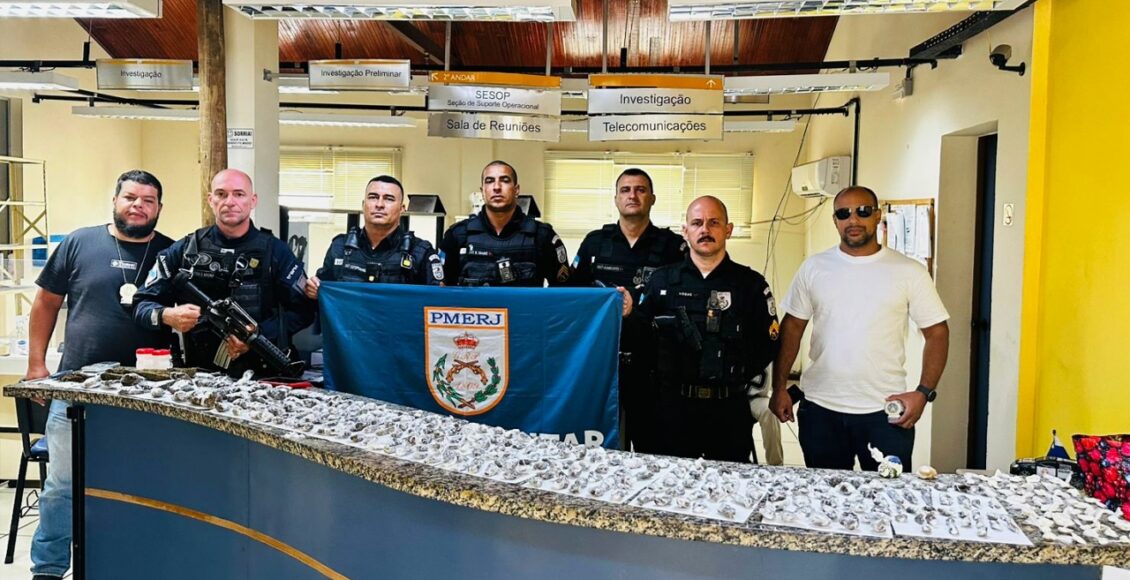 policiais exibindo drogas em delegacia